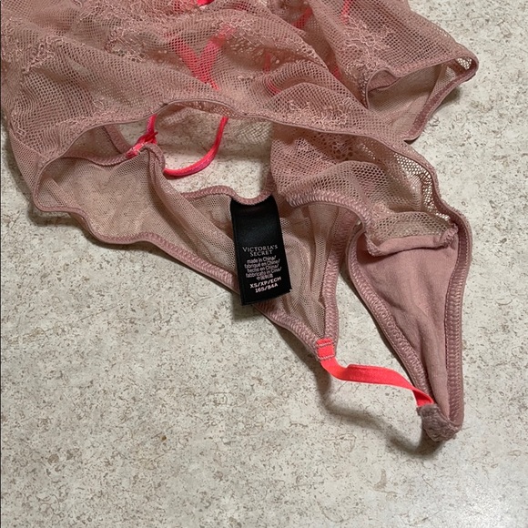 BNWOT VICTORIA’S SECRET BLUSH LACE BODYSUIT - Picture 3 of 4